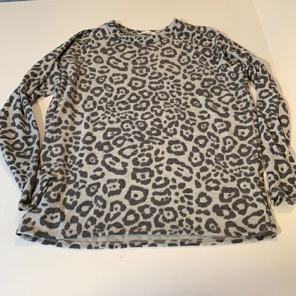 Riah Fashion leopard sweater NWOT